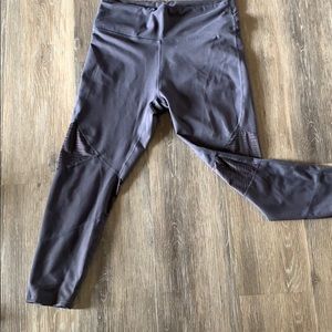 Fabletics Off Gray detailed cropped leggings